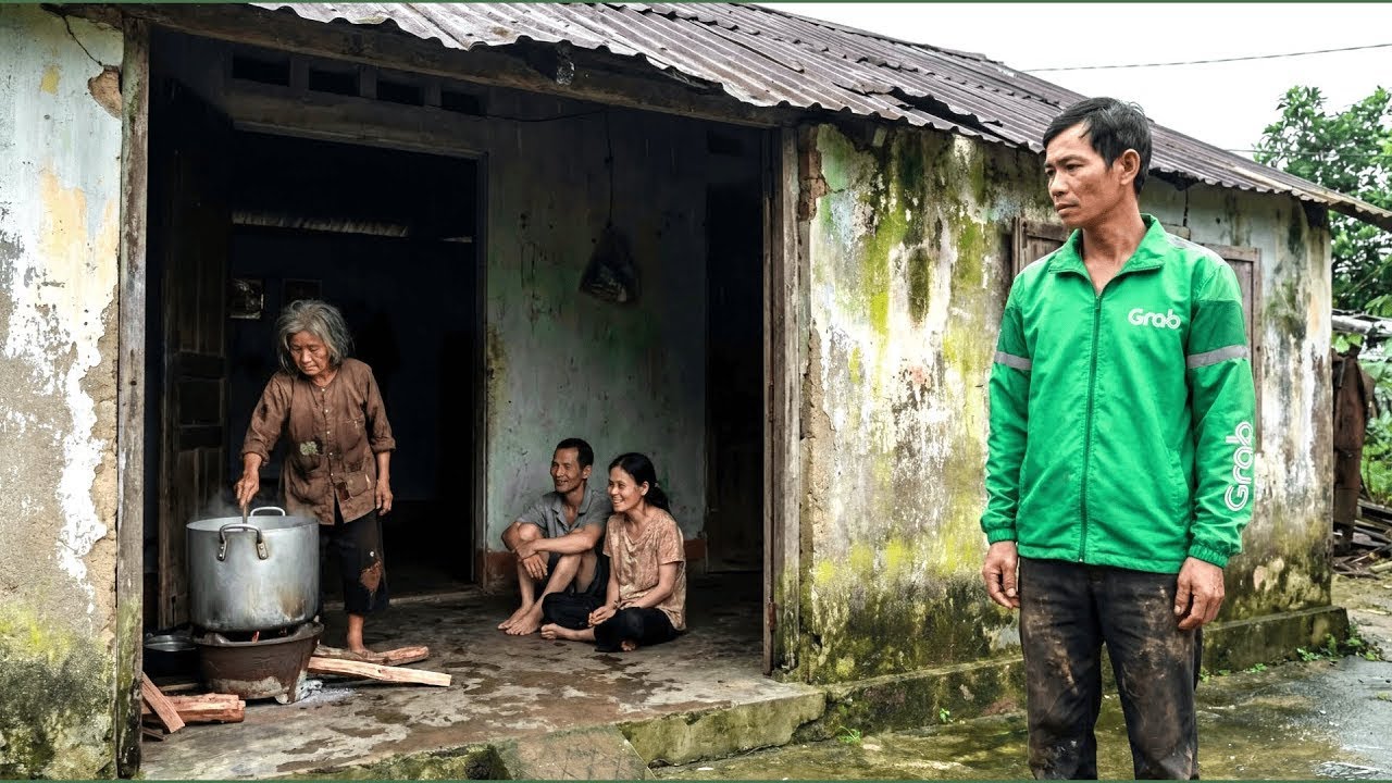 Chủ Tịch Giả Anh Xe Ôm Nghèo Về Quê Thăm Mẹ, Sững sờ Trước Cảnh Nồi Cháo Loãng Nuôi 3 Miệng Ăn