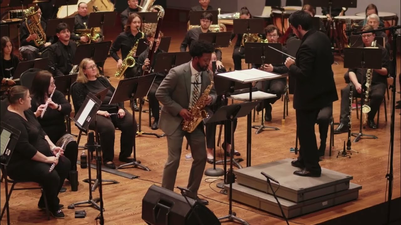 Infinity: Concerto for Alto Saxophone and Wind Band by Óscar Navarro