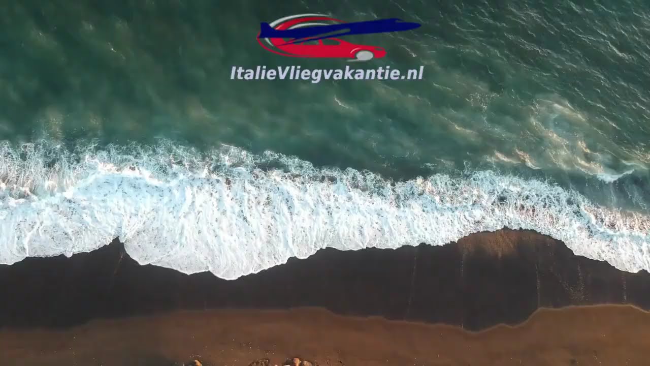 De Perfecte Zomer aan de Italiaanse Kust: Zonsopgangen, Gouden Stranden en Golven van Avontuur 🌞