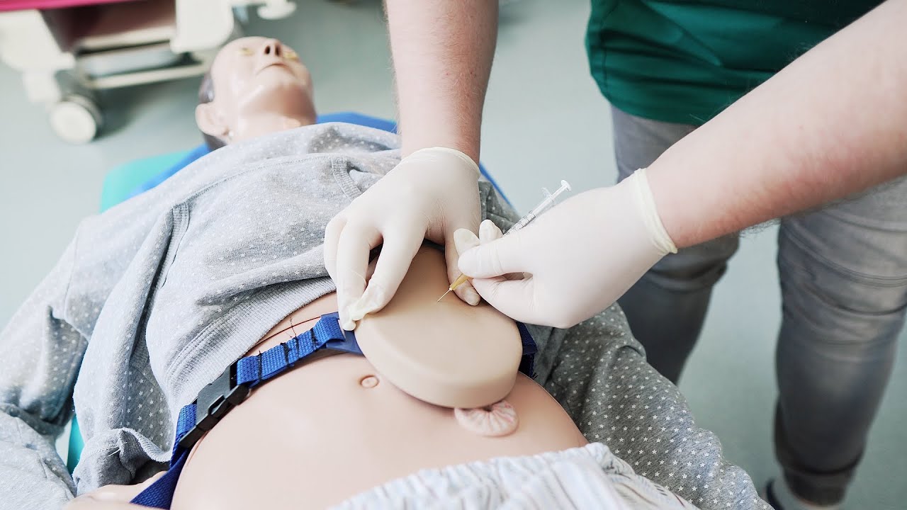 CSM: Podaż insuliny za pomocą strzykawki i pena w brzuch.