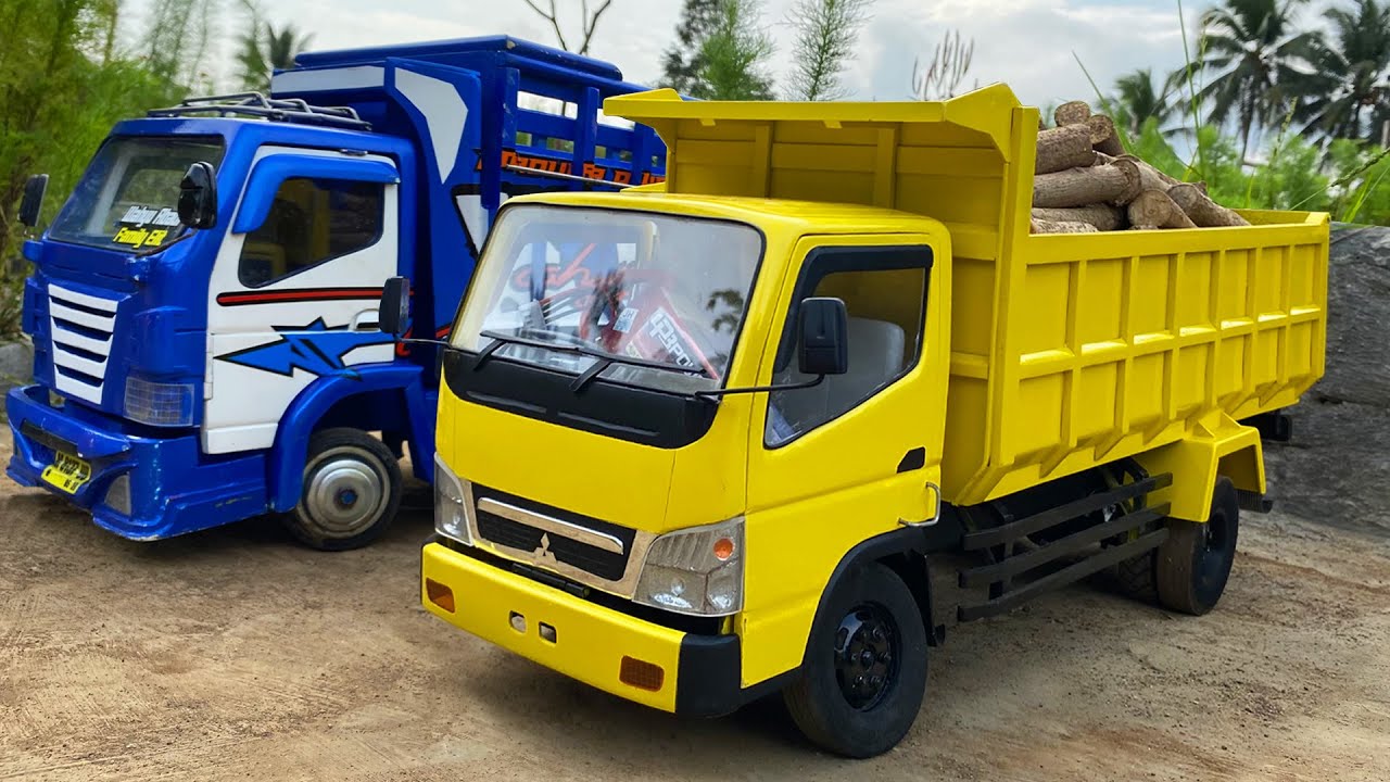 Mobil Dump Truk Muat Kayu Gelondongan