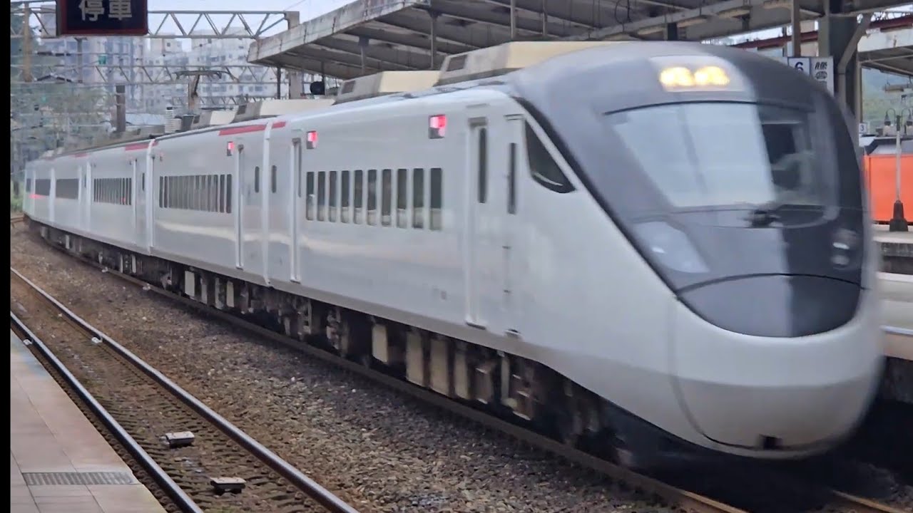 434次樹林發車開往新左營的EMU3000型十二輛編組EMU3004皮蛋豆腐騰雲號紅色帶新城際自強號列車，和2033次七堵發車經由海線開往彰化的銀綠色微笑號EMU900型十輛一編組EMU920區間快車