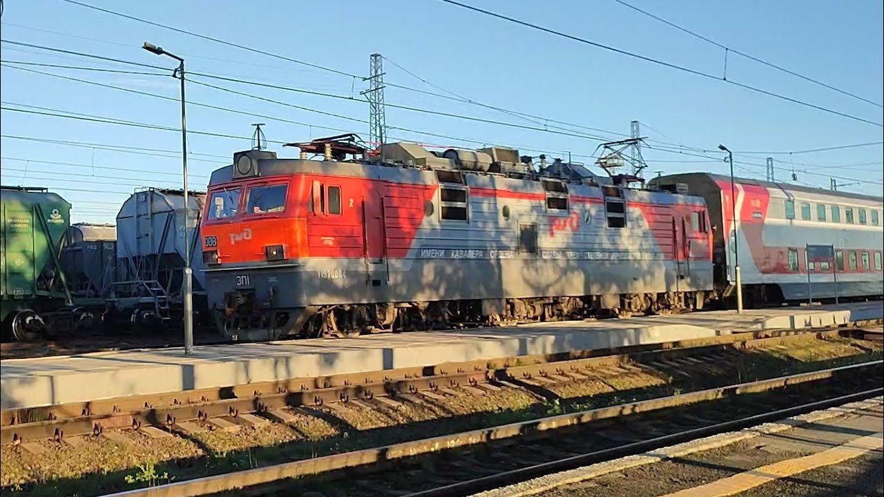 Именной ЭП1-008 с п. №12 и электровоз ЭП1-108 с рабочим поездом, прибывают на станцию Апатиты. 