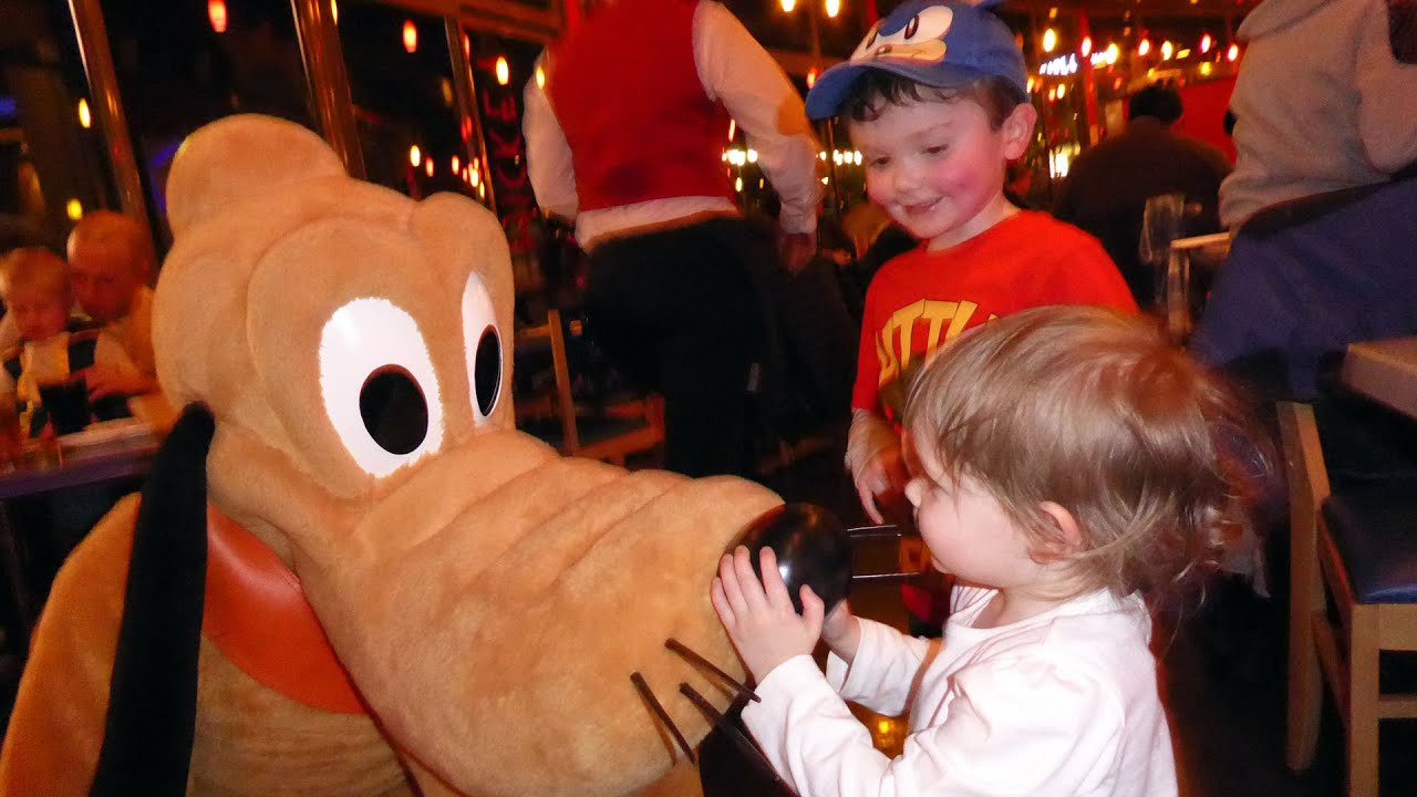 Cafe Mickey at Disneyland Paris - Meeting Mickey Mouse, Minnie, Pluto, Goofy and Geppetto