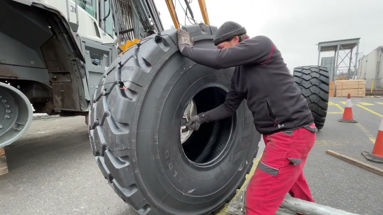Montáž Michelin OTR pneumatik v terénu - ČEMAT servis