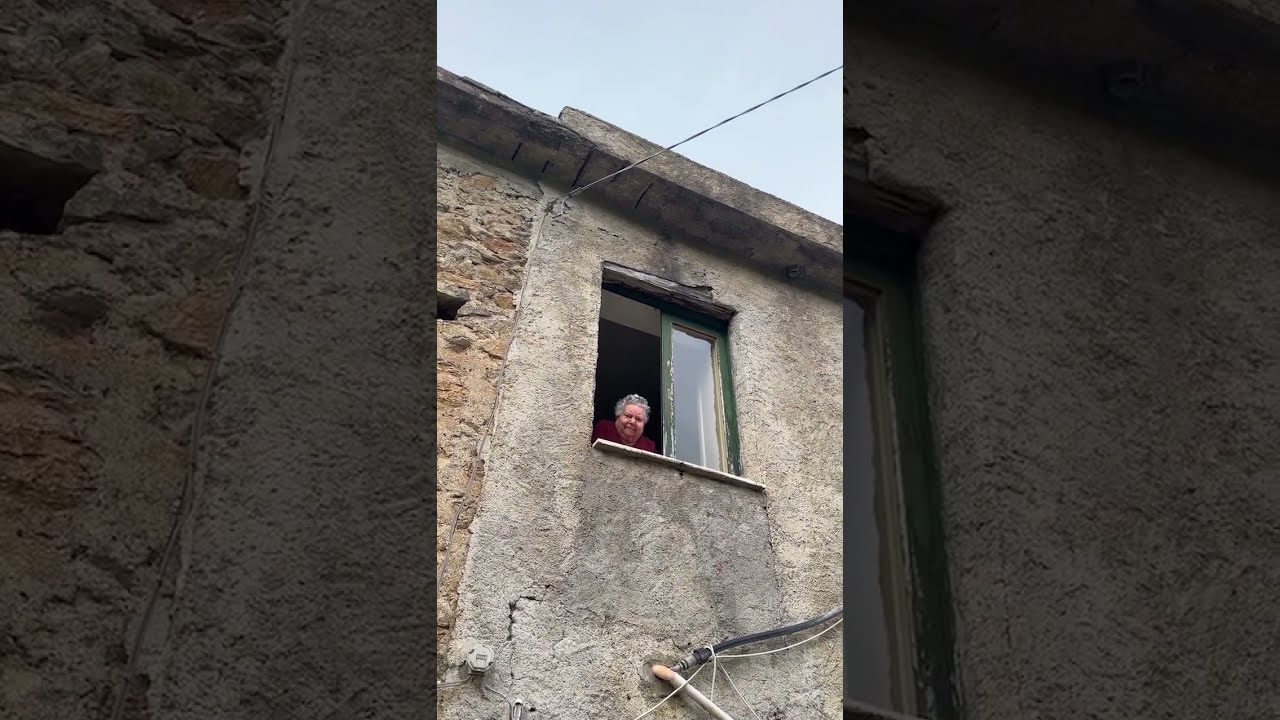 Nonna Angela affaccia dalla finestra e canta la canzone dedicata alla mamma ♥️ se ti piace scrivilo