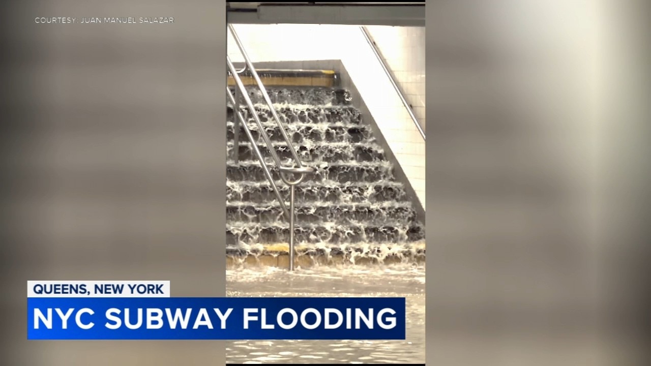 Нью-йоркское метро затапливает потоками воды
