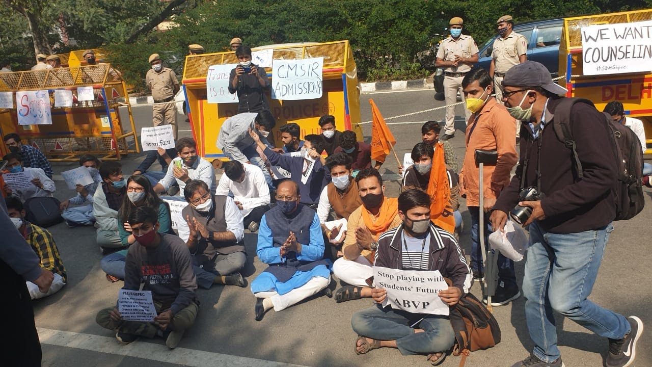 BJP's Vijay Goel joins GB Pant Engineering College students in their protest against Delhigovernment
