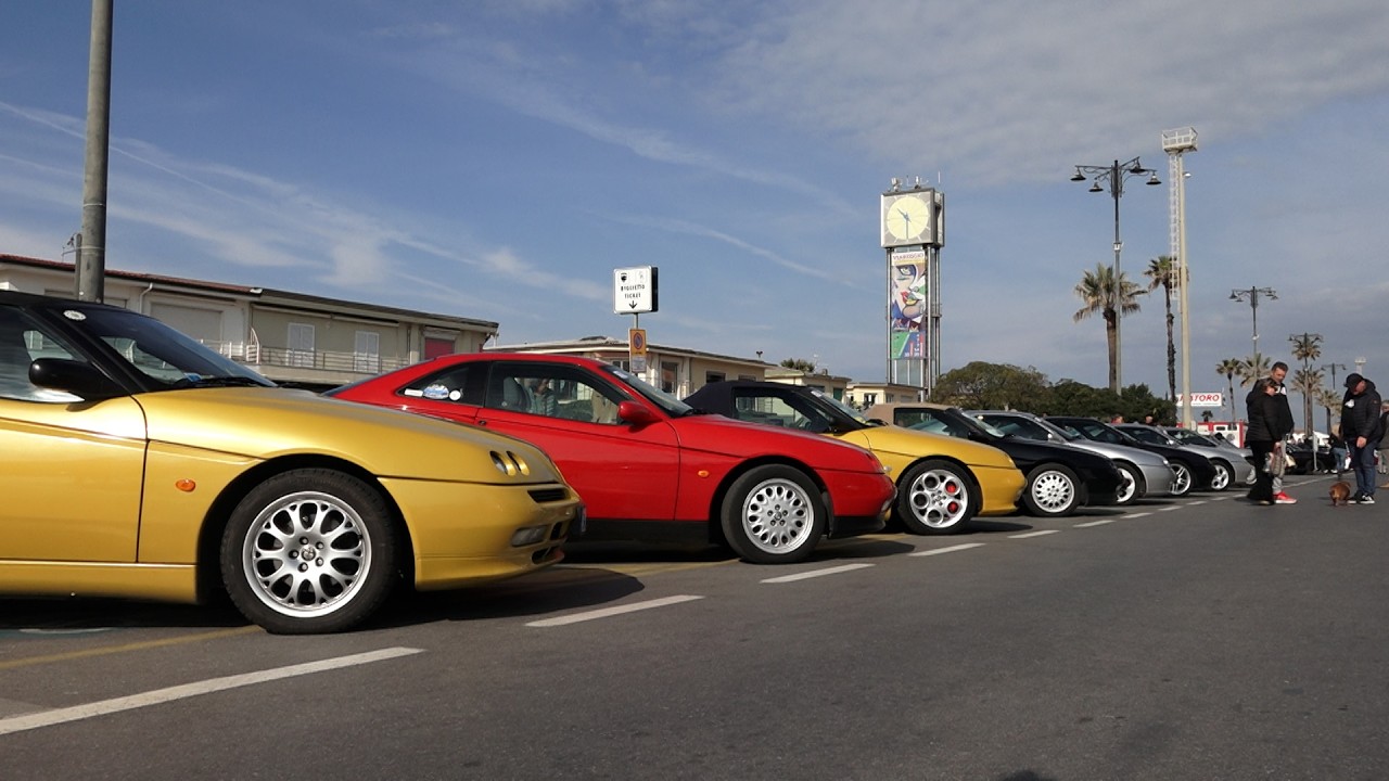 Il lungomare invaso dalle auto d'epoca, è la Italian Classic Parade