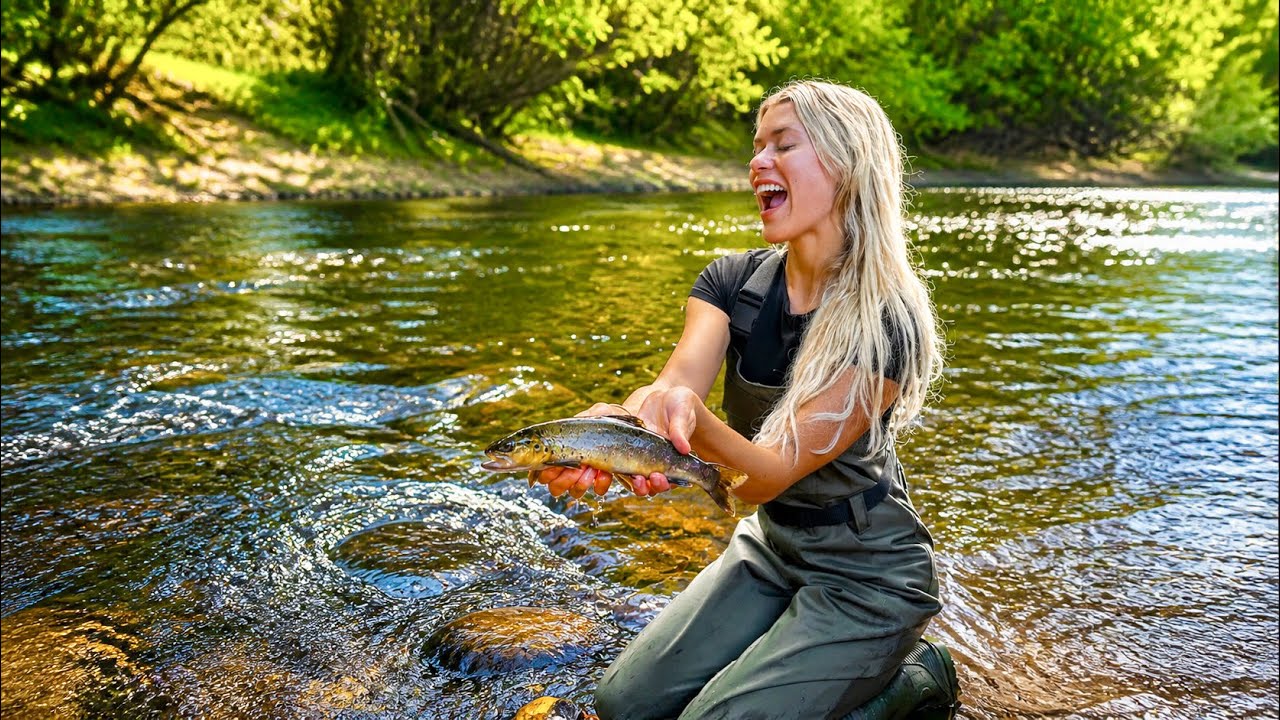 Я поймал свою первую в жизни форель 🐟, отдыхая в одиночестве у реки!