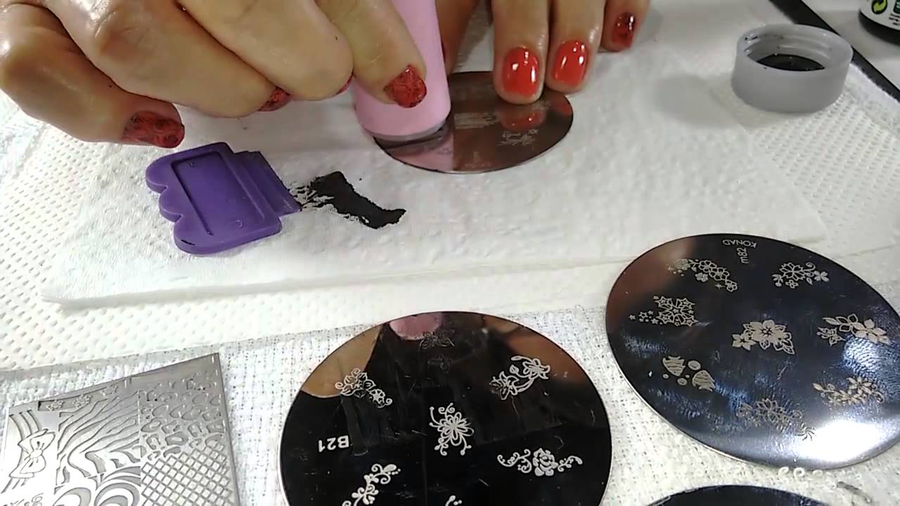 Como decorar as unhas usando carimbo e tinta acrilex