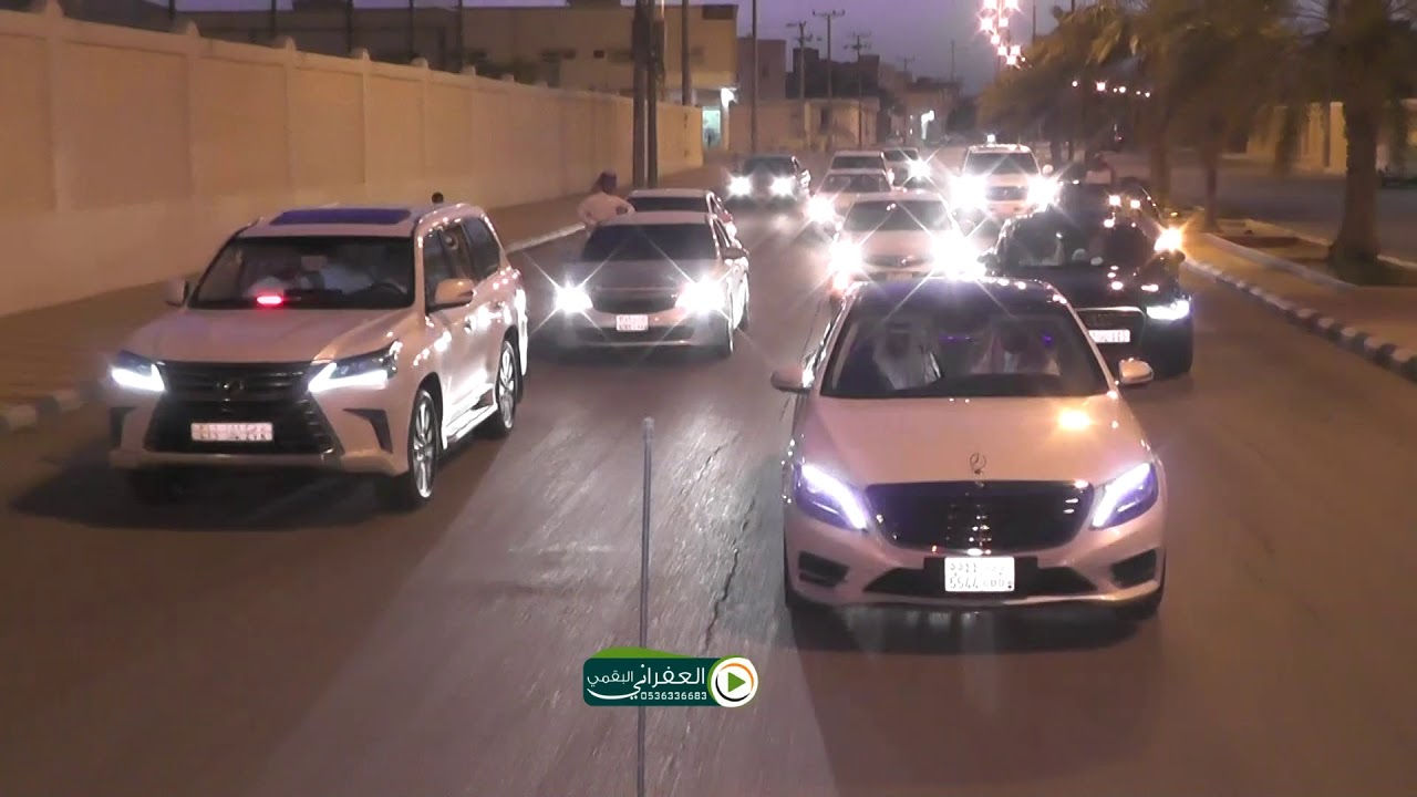 زفة العريس الشاعر فهد بن لاحق المقاطي في محافظة شقراء من البيت الى القصر ومشاركته في العرضه على الشي