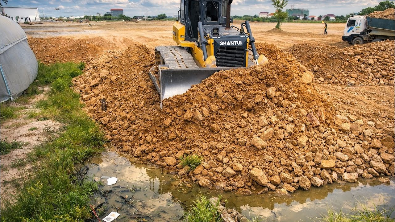 Amazing SHANTUI Bulldozer Cleaning Soil Fill in Water with Heavy dump truck pouring soils 