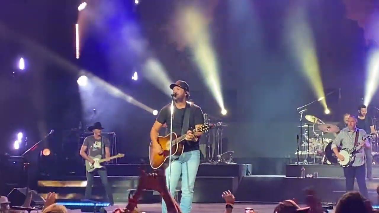 Luke Bryan - Rain is a Good Thing - Ruoff Music Center Noblesville, IN - Country On Tour