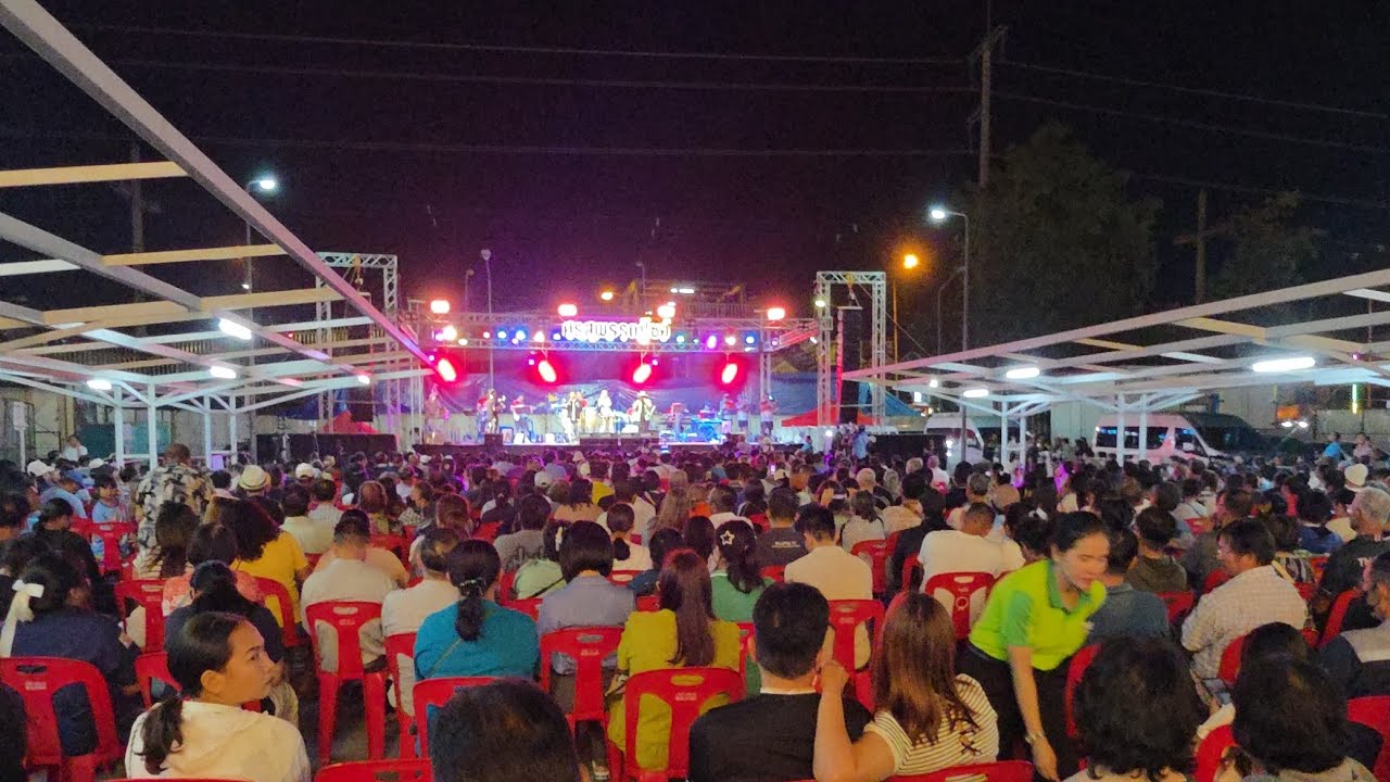 หน้าเวทีตอนนี้ แฟนเพลงเริ่มแน่นแล้ว บิ๊กซีบ้านบึงชลบุรี