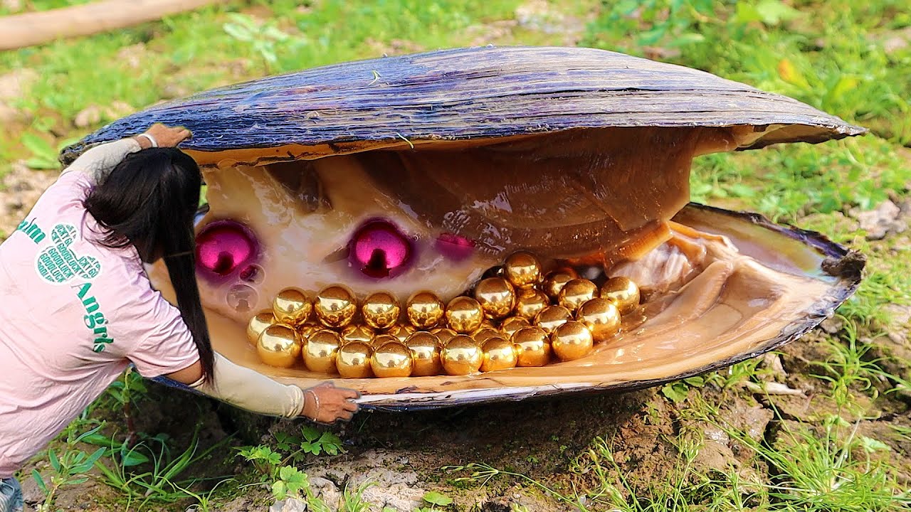 The mussels were covered with large golden pearls, each shining brightly. I heard it's very valuable