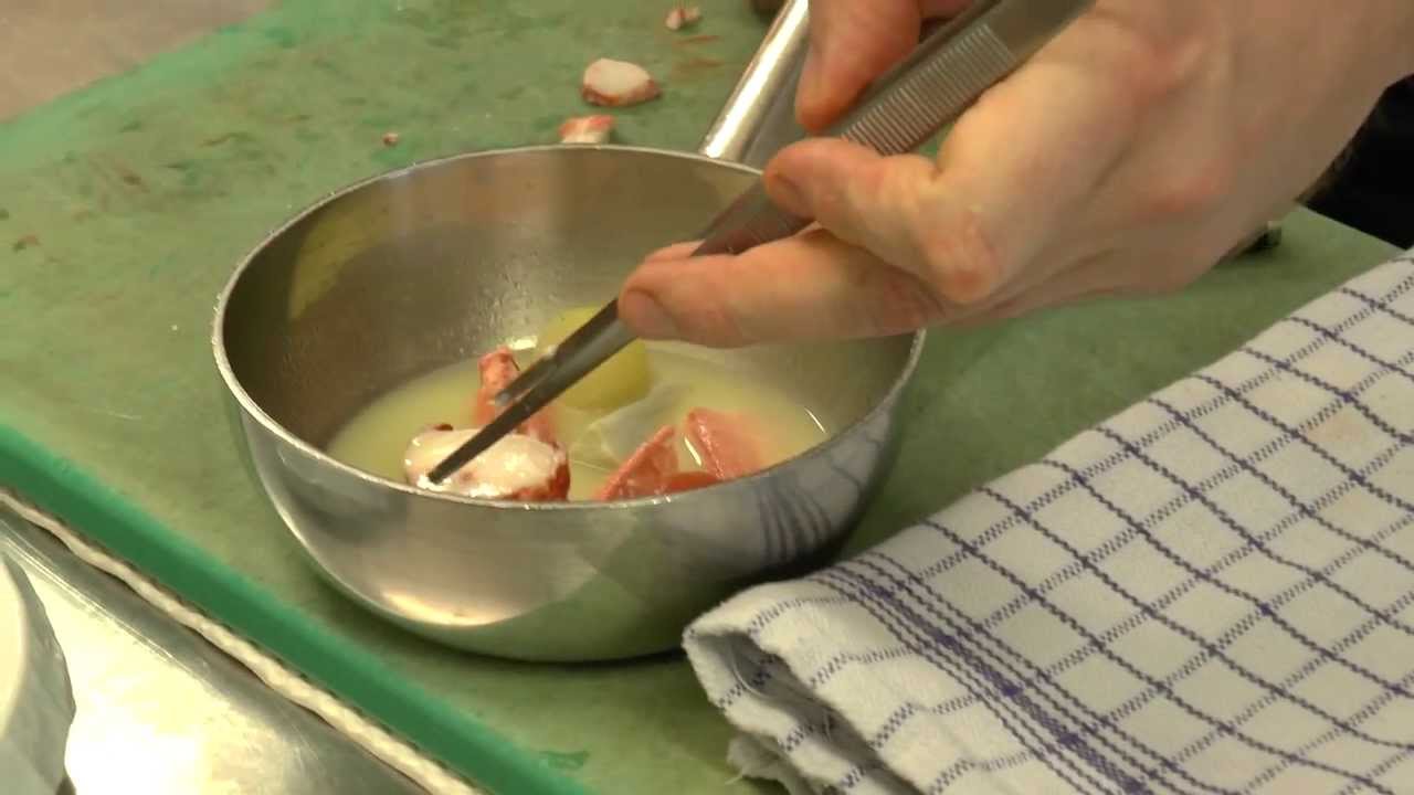 Коэн Верьянс готовит закуску из лобстера в ресторане Innesto в Бельгии.