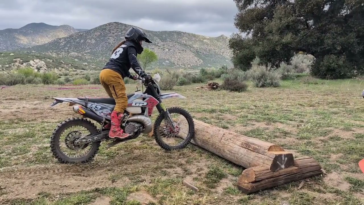 Meg Braap Enduro 1.0 clinic - log jumping