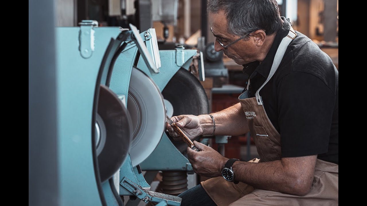 Fabrication du véritable couteau basque en néflier