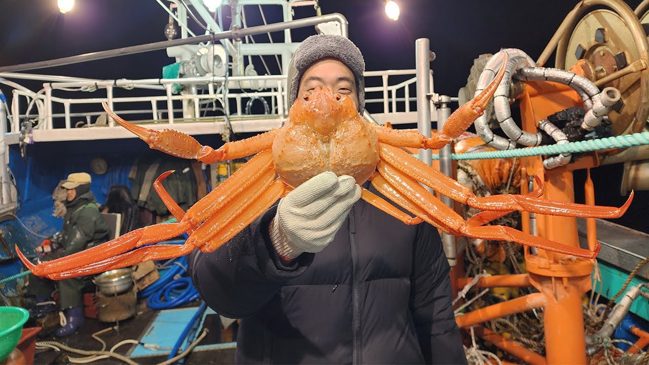 배 위에서 무려 14시간.. 수심 1000m에서 올라오는 자연산 홍게를 잡아서 먹어보자!