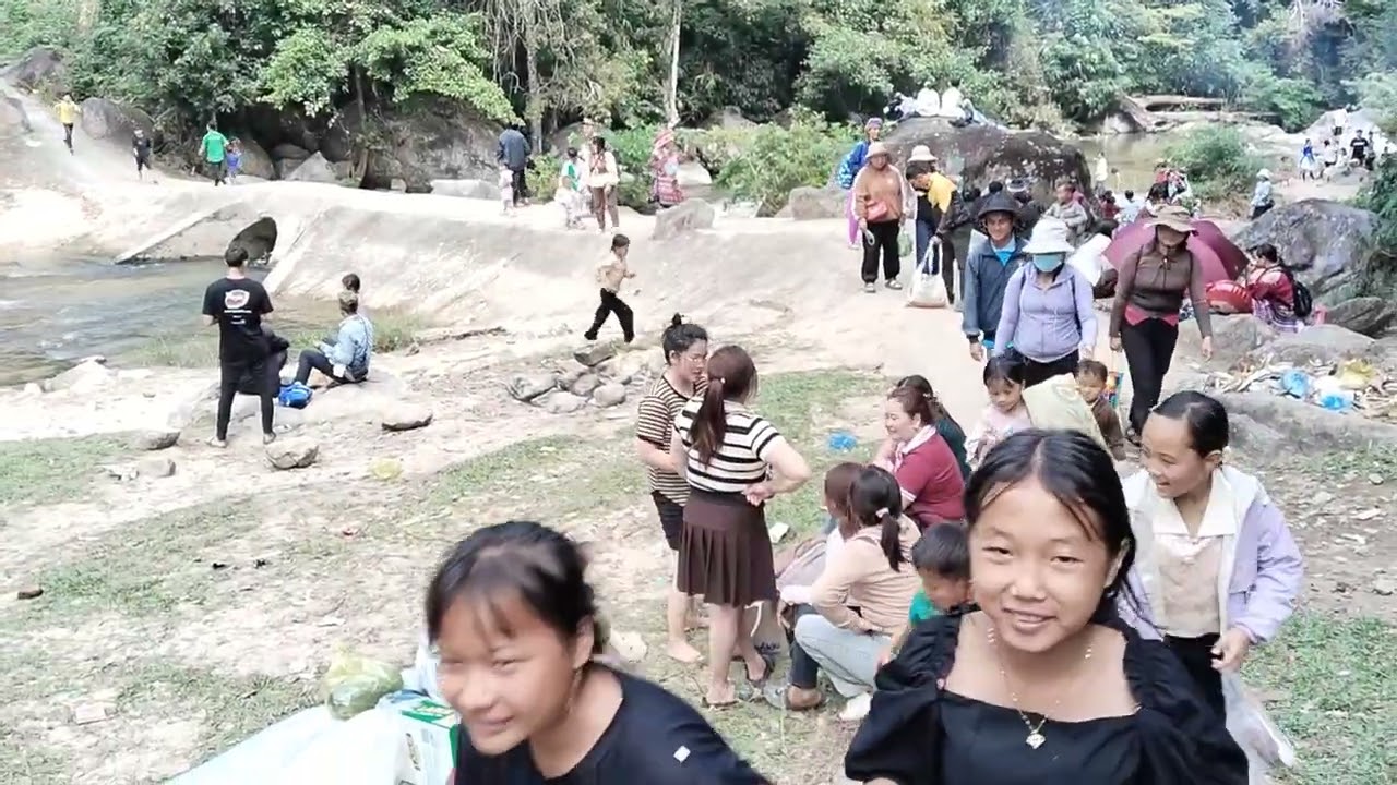 Khu du lịch THÁC ĐĂK TUÔR là một nơi khung cảnh tuyệt đẹp có nước chạy trong xanh mát mẻ 