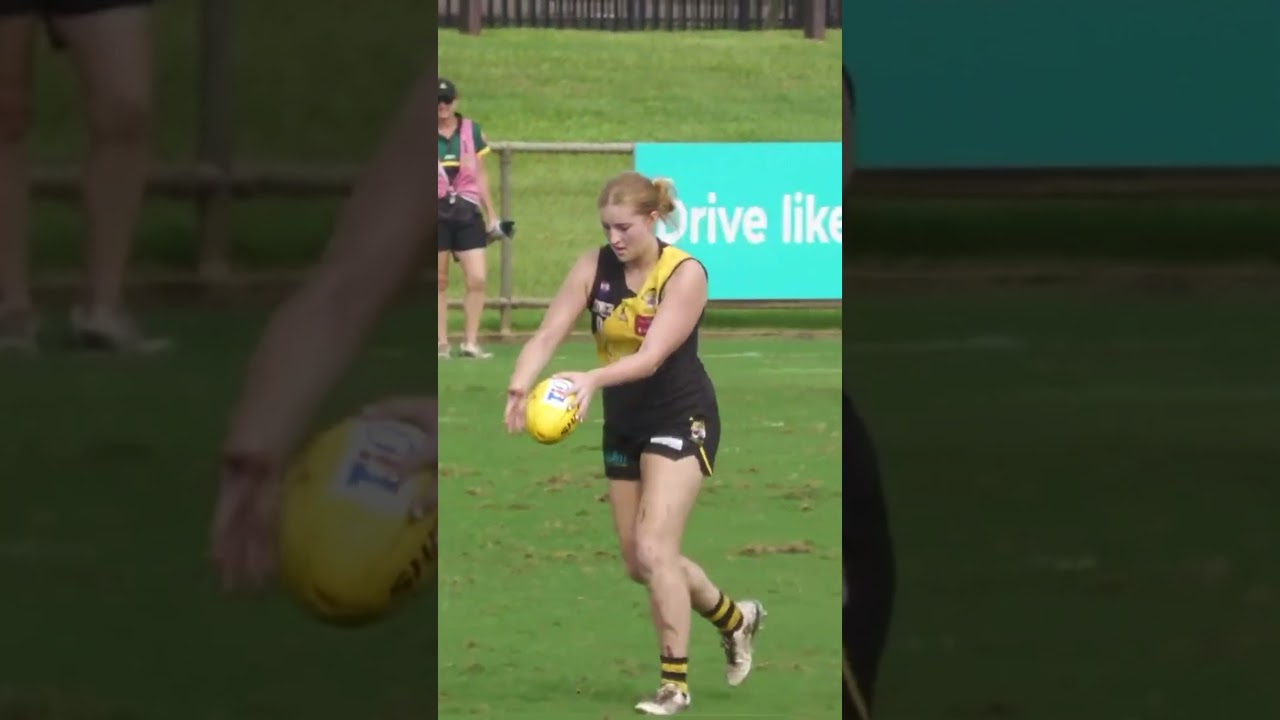 Laura Roy kicks the first of the grand final! 💥 #territoryfooty