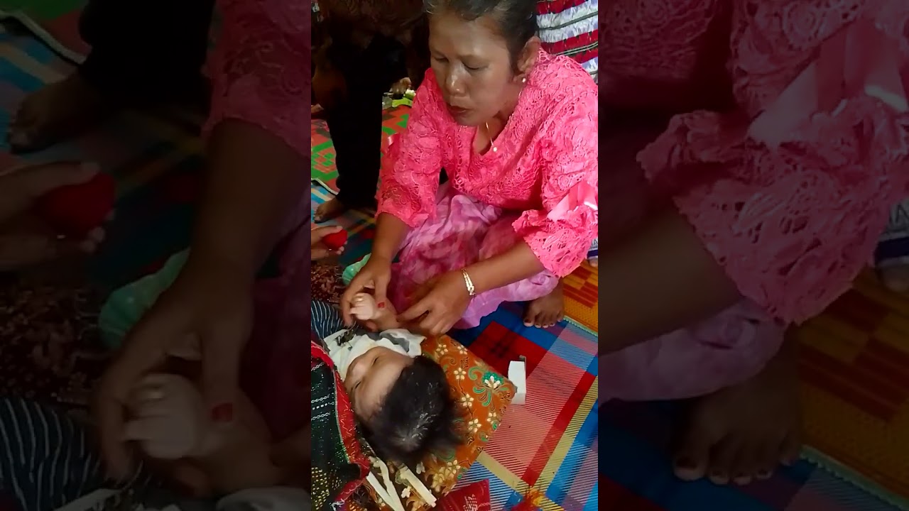mamupus berenya dirumah opungnya (potong rambut berenya ) adat Toba