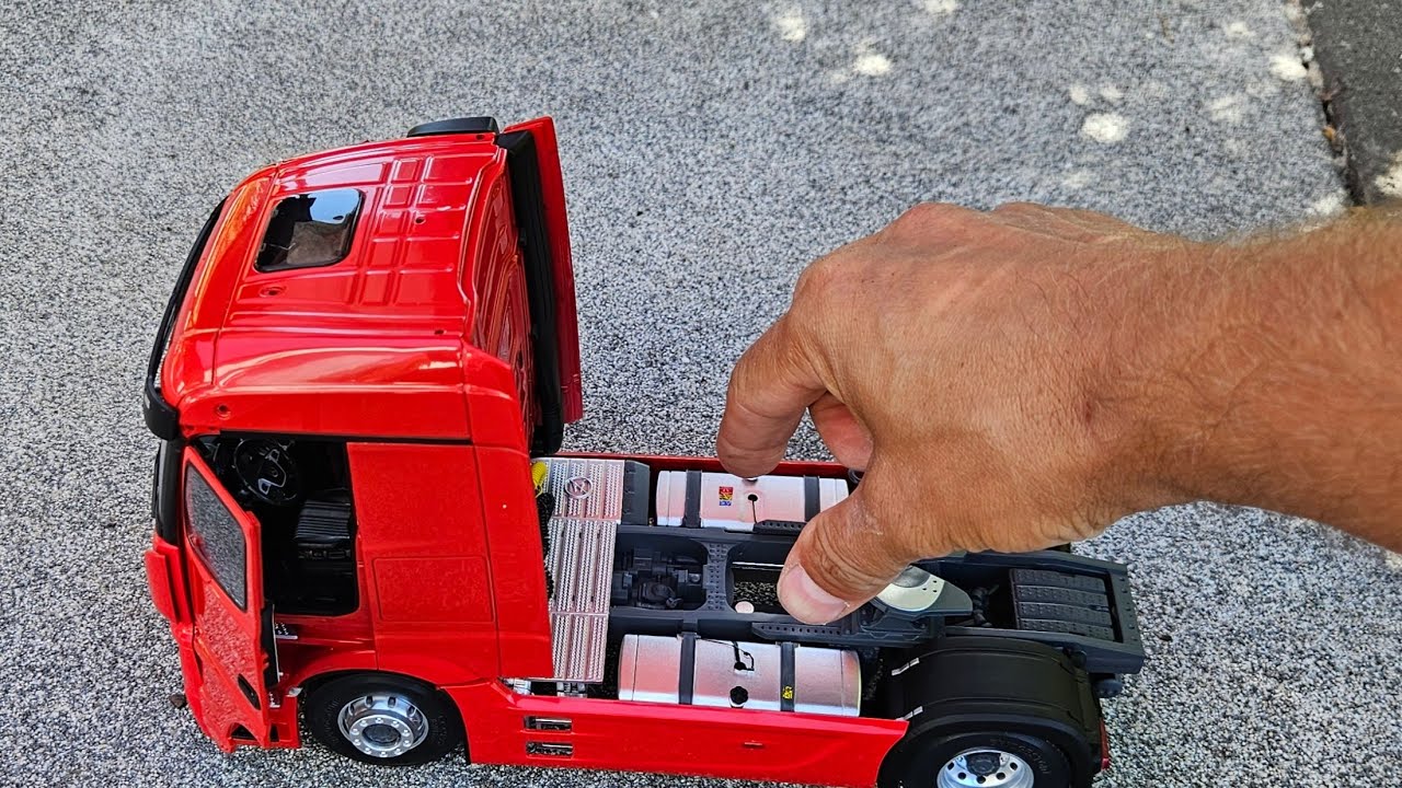 Mercedes Actros Giga Space Super Detailed diecast Truck model 1:24 Solido [unboxing]