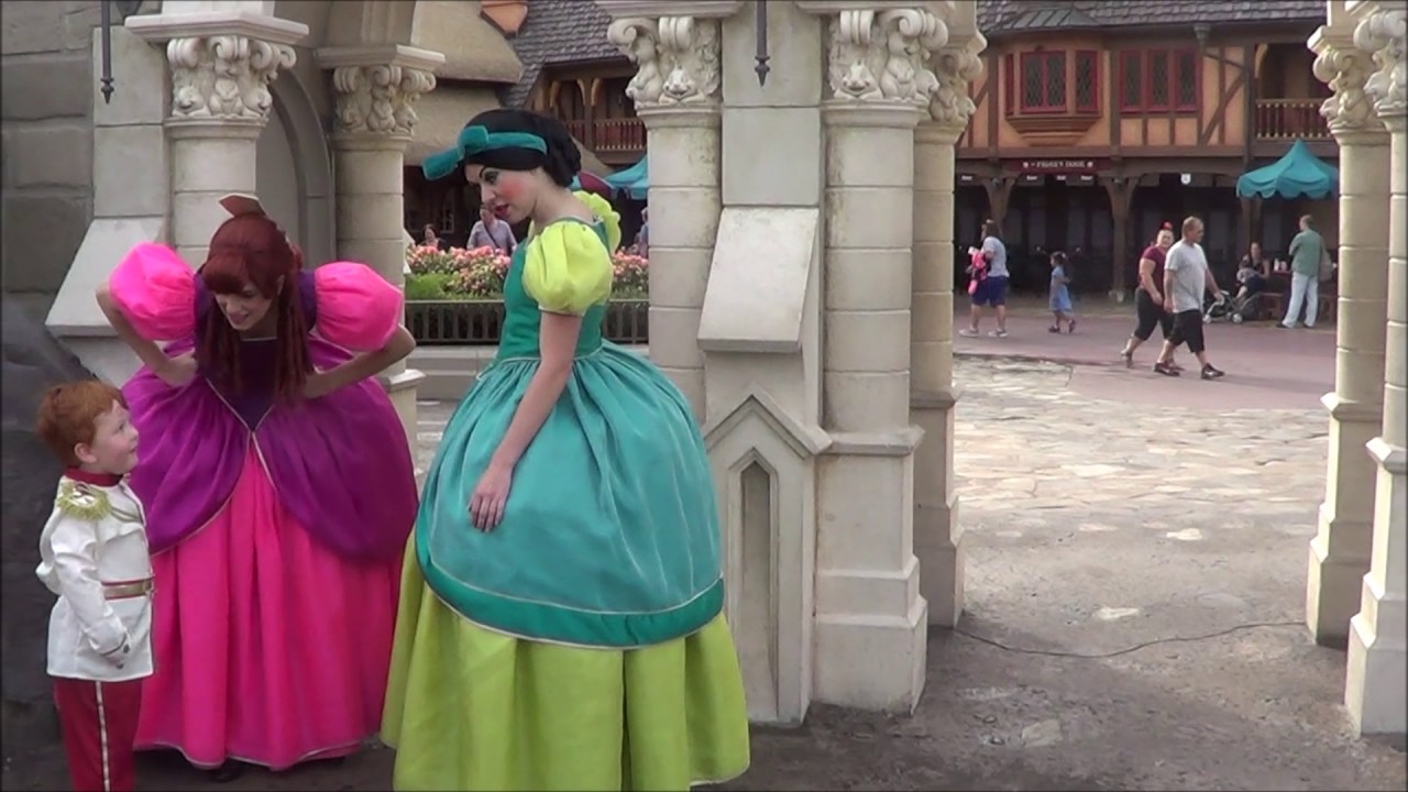 Disney world - Magic Kingdom - Anastaia and Drizella Meet part 2
