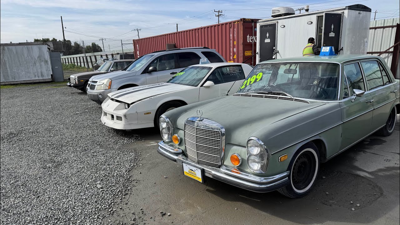 Автомобили Mercedes-Benz W108 280 SEL и W115 300D 1976 года выпуска продаются на авторазборке в К...
