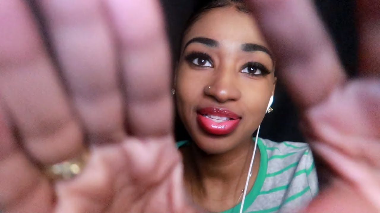 ASMR - Gum Chewing (Hand Movements|Whispering|Tingles)