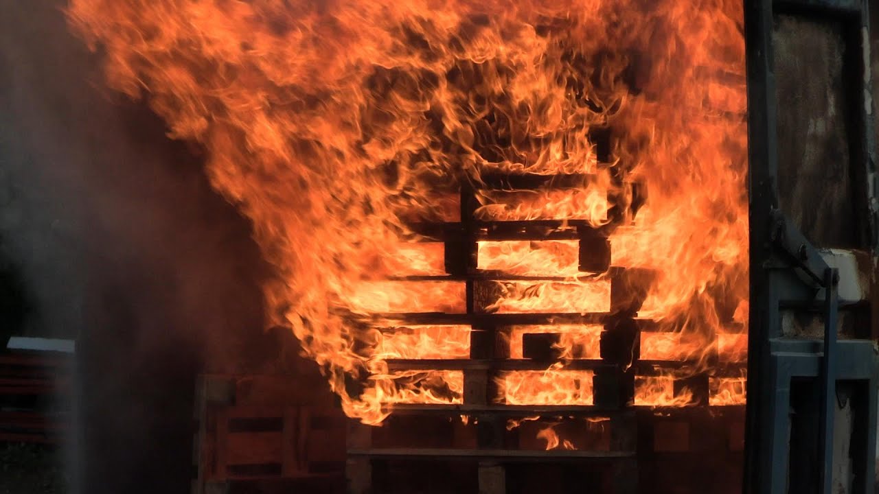 Roskilde brandvæsen slukker containerbrand ved åbent hus arrangement - 221023