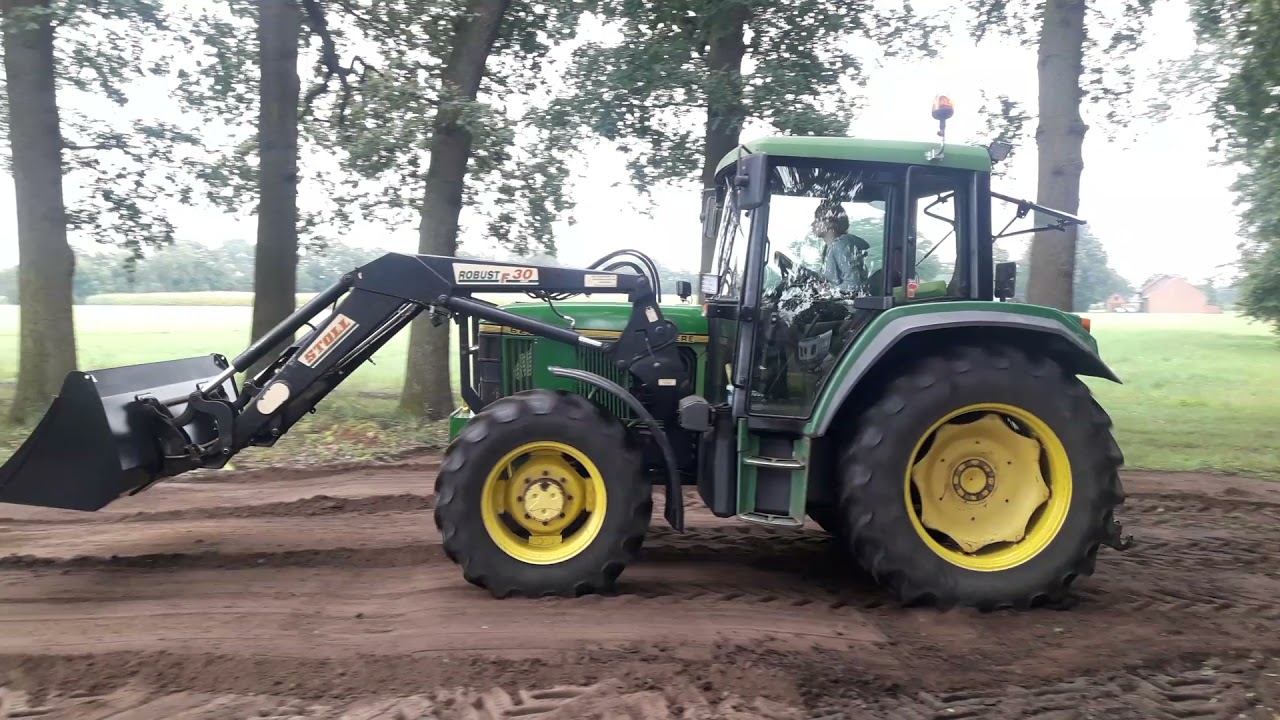 Justin planiert gesiebten Boden. John Deere 6200 09/2020