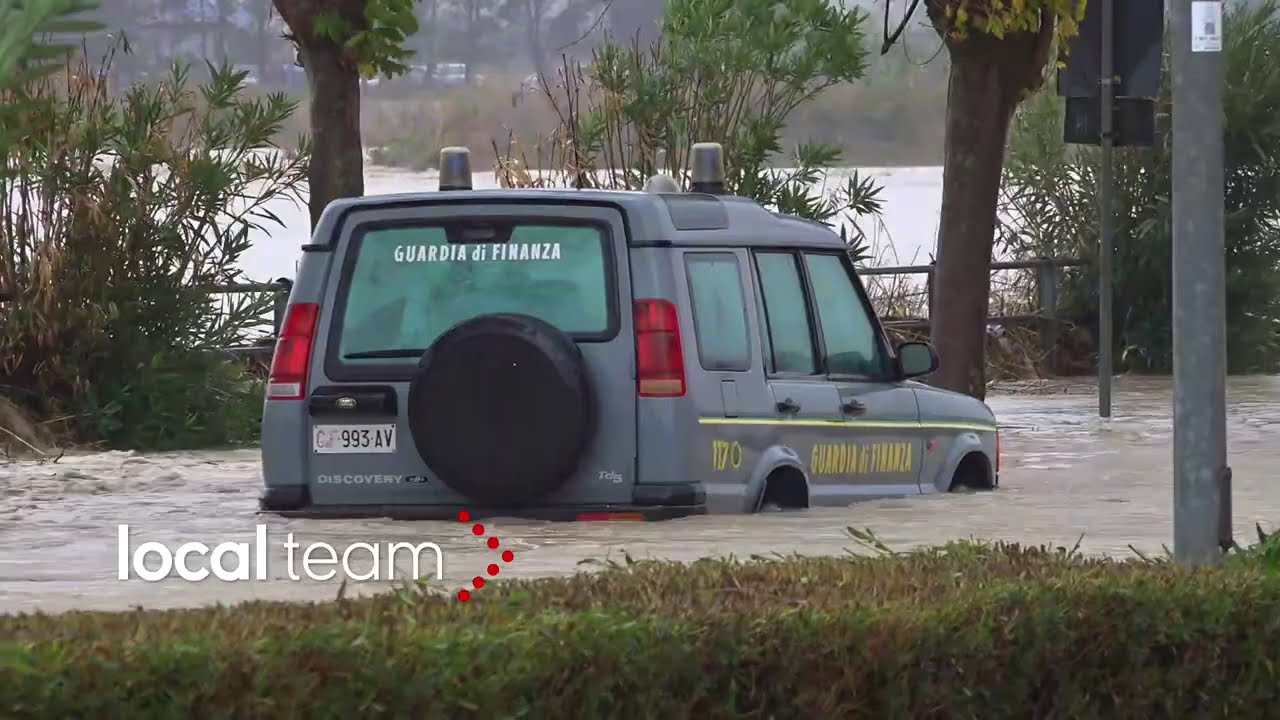 Crotone, esonda il fiume Esaro: bloccato anche Discovery della Guardia di Finanza