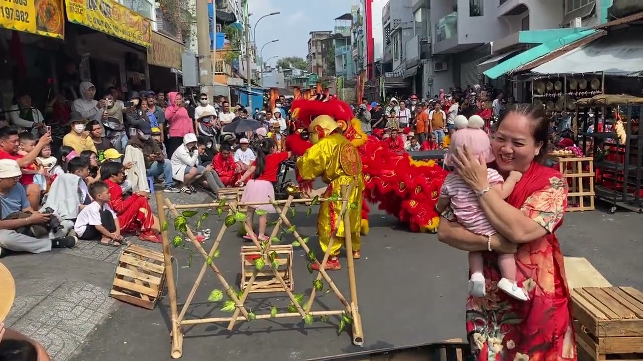 TINH ANH ĐƯỜNG ĐỊA BỬU LÂN LỘT VỎ DỪA MÚA LÂN , MÚA RỒNG HAY NHẤT 2026