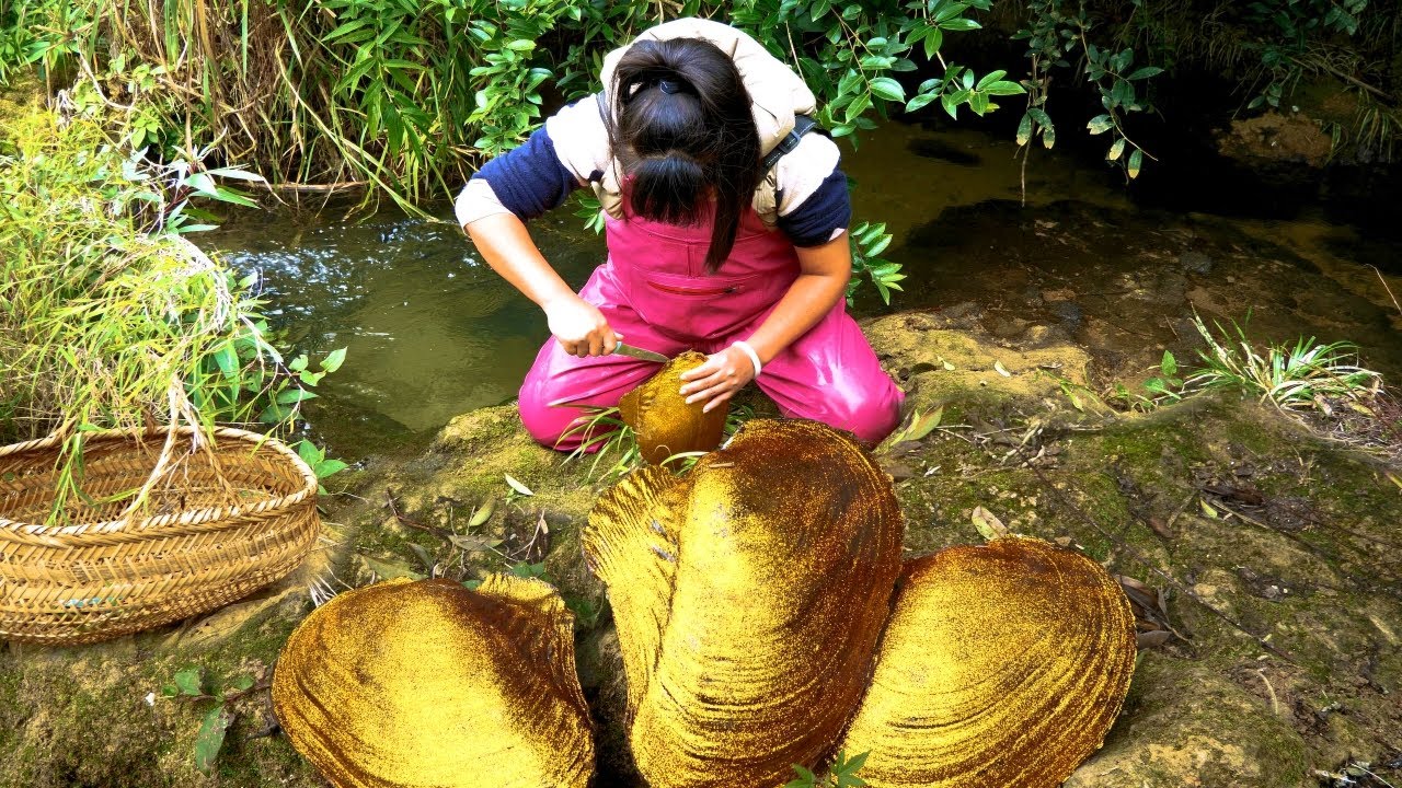 A huge golden clam appeared in the stream, cutting open the treasure of another world inside it
