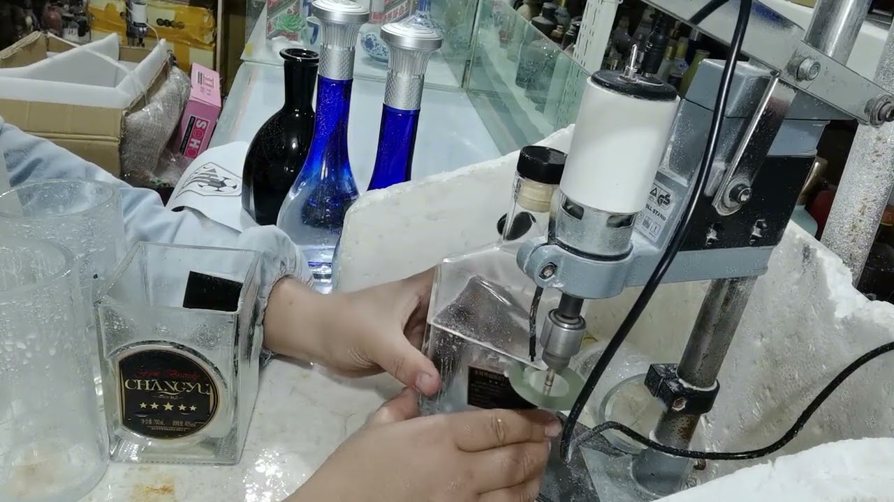 网友邮来的酒瓶切割做水杯的，还要求激光刻字在上面