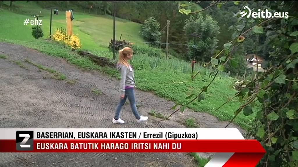 Reyes Prados Errezilgo baserri batean euskara ikasten ari da