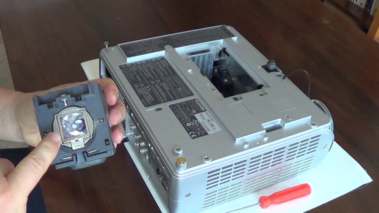 Come controllare o sostituire la lampada di un videoproiettore