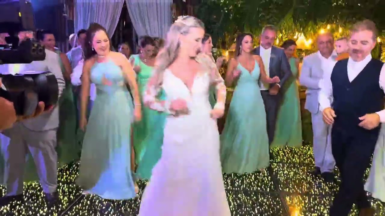 Dan&ccedil;a noivos com os padrinhos. #casamento #aoarlivre #noiva #amor