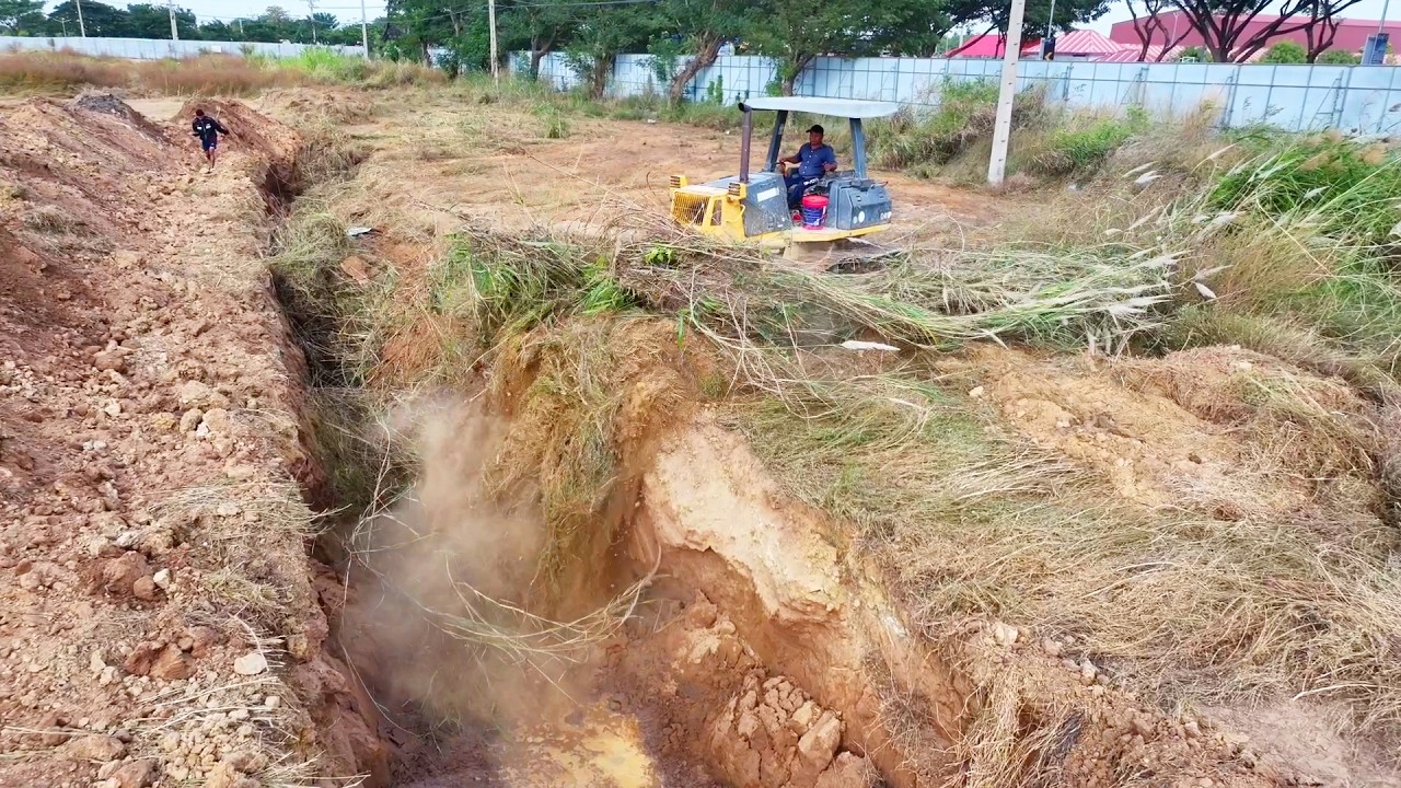 Heavy Machine vs Tough Ground – Deep Trench Excavation