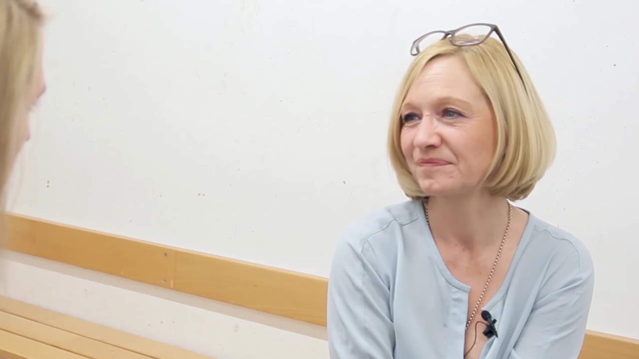 Wortpiratin rot-weiß: Mara Braun trifft Eva Federhenn
