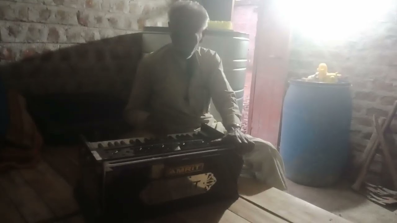 हमारे माननीय श्री दरियाब सिंह जी पेटी बजाते हुए