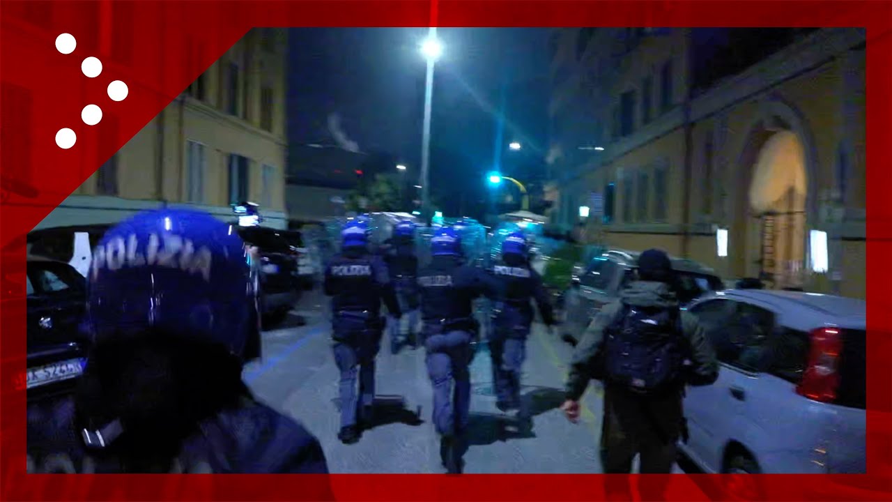 Disordini dopo Lazio-Roma, romanisti lanciano bottiglie, polizia li carica: un fermo