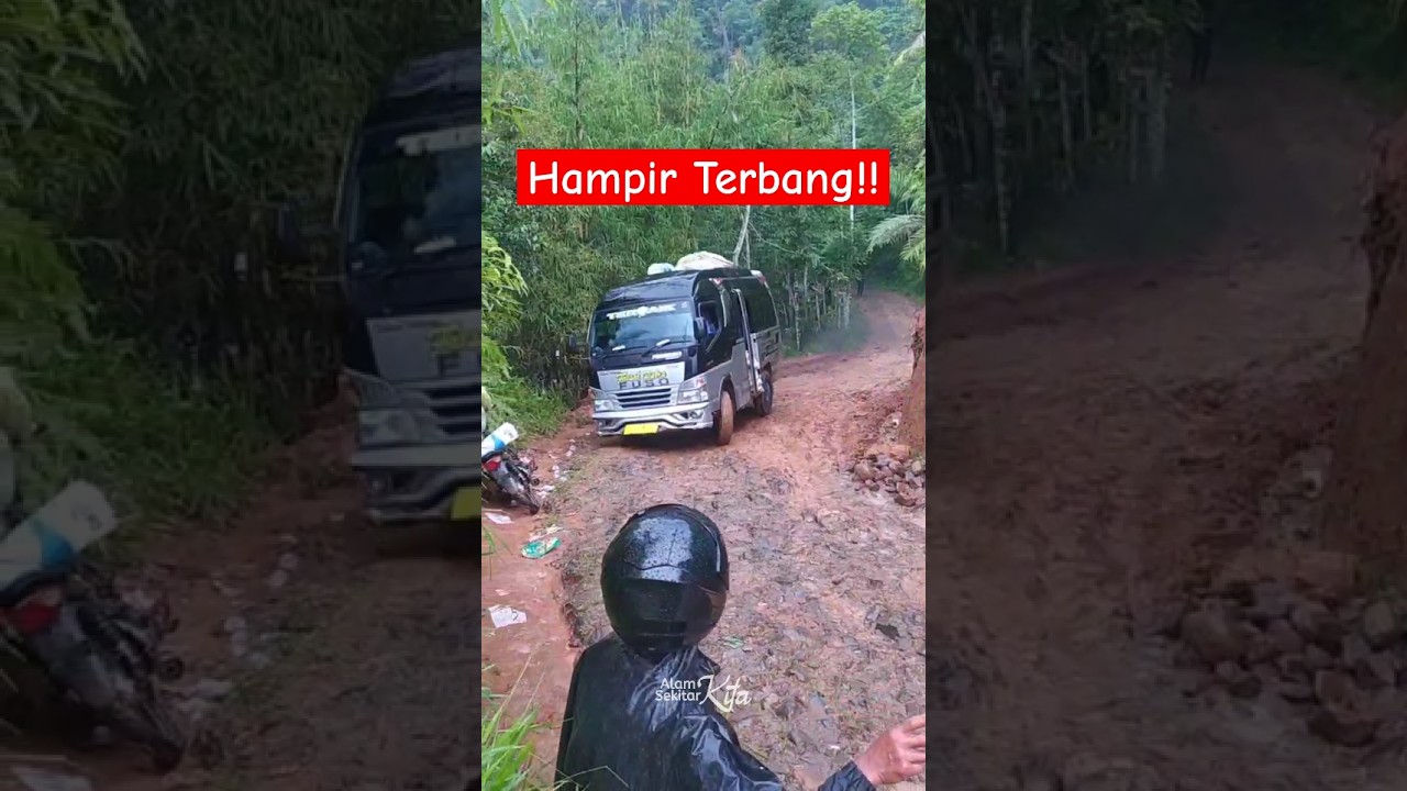 MENEGANGKAN ‼️ Detik-detik Mobil Elf hampir terbang ketika melewati Jalan Terjal Berlumpur