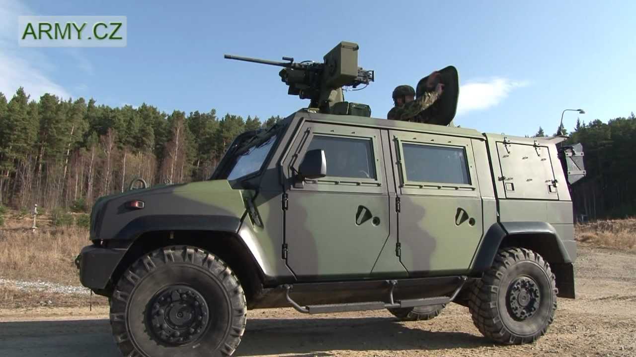 Střelby z 12,7 mm kulometu na vozu IVECO - výcvik AČR ve Vojenském újezdu Boletice