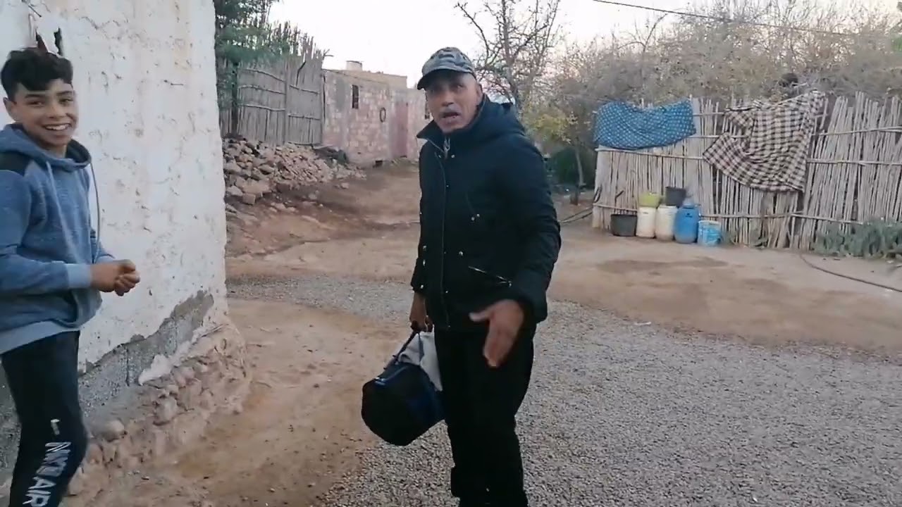 عمي حماد ودع العائلة والدوار شد طريق تركيا