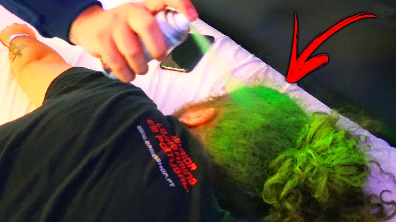 PINTEI O CABELO DO MEU AMIGO ENQUANTO DORMIA !