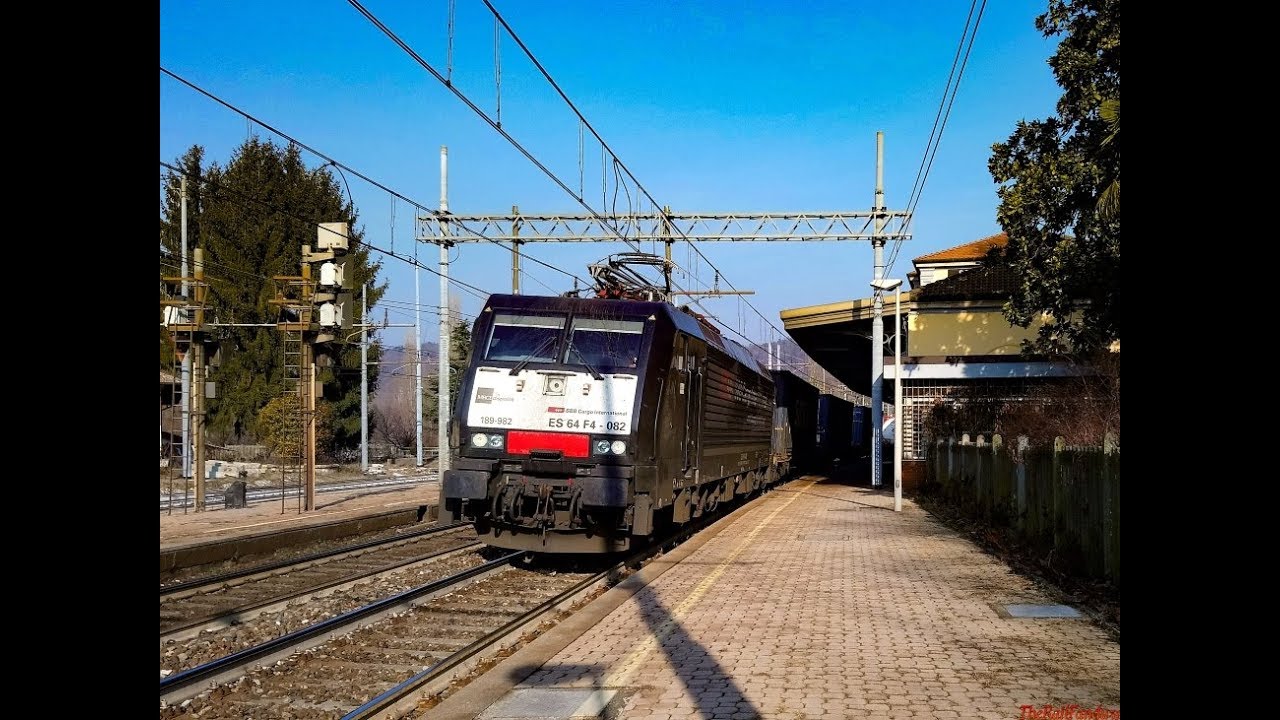 Treni in transito nella stazione di Sesto Calende