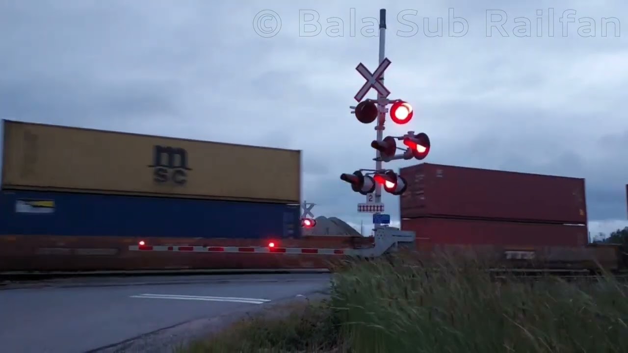 CN ET44AC 3269 Leads Intermodal Train 105